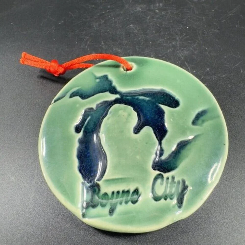 Vintage RT Ceramics Boyne City Round Wall Hanging Plaque‎ Ornament Figure VTG